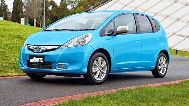 Toyota prius c vs honda jazz hybrid review #2