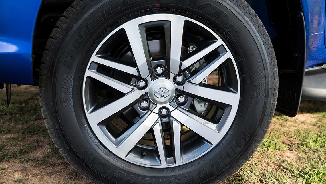 Toyota_HiLux_2015-Revealed-(11).jpg