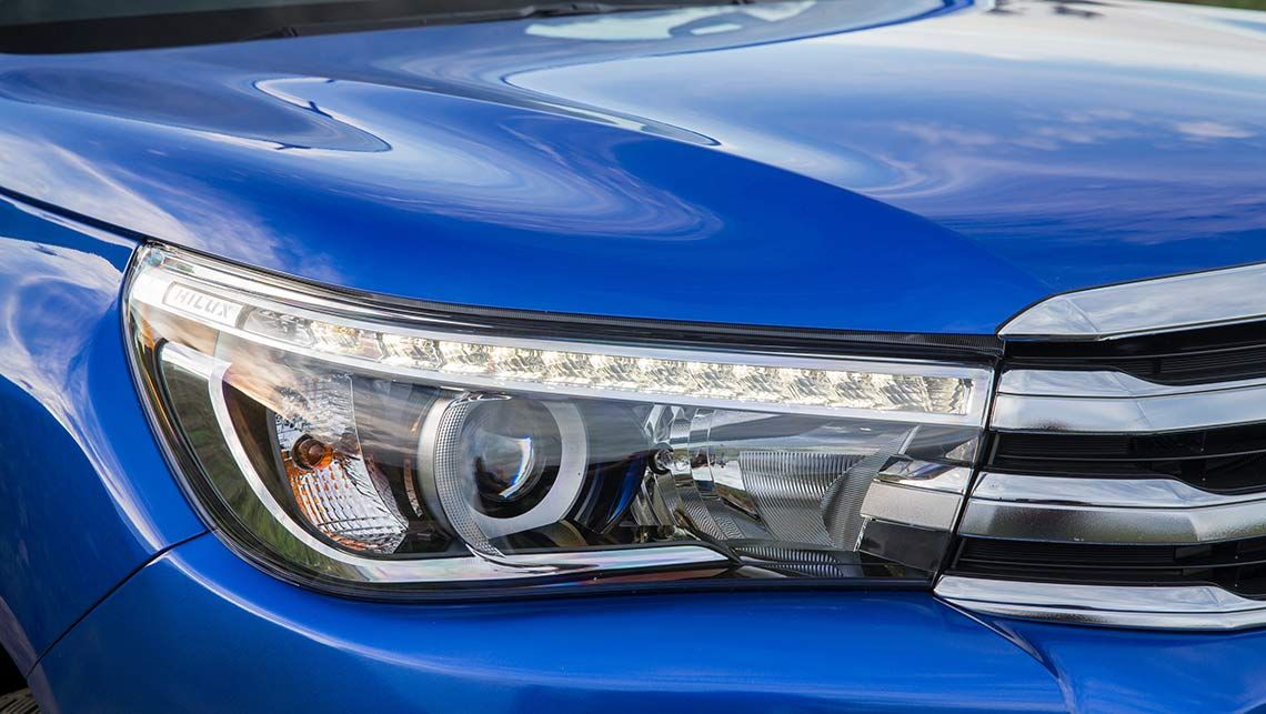 Toyota_HiLux_2015-Revealed-(12).jpg