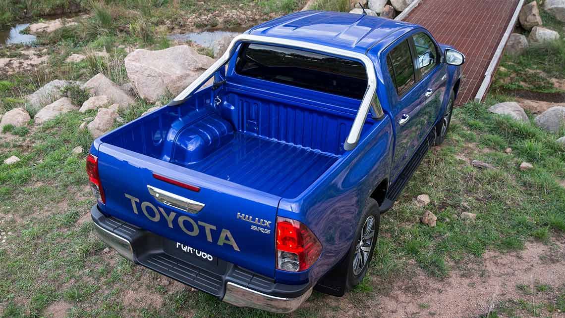 Toyota_HiLux_2015-Revealed-(9).jpg